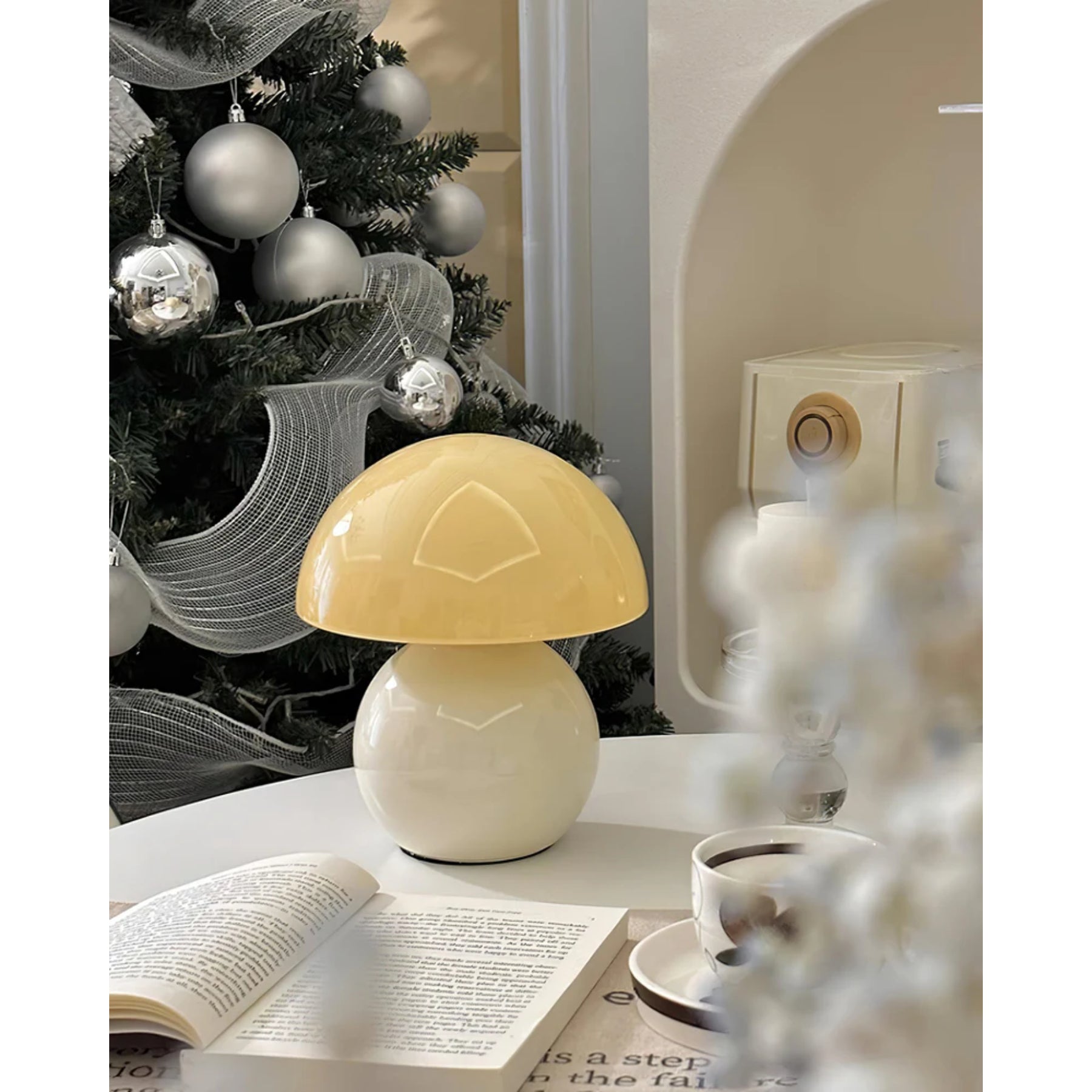 Lampe sur une table, ambiance cosy et moderne