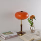 Lampe placée dans un salon moderne