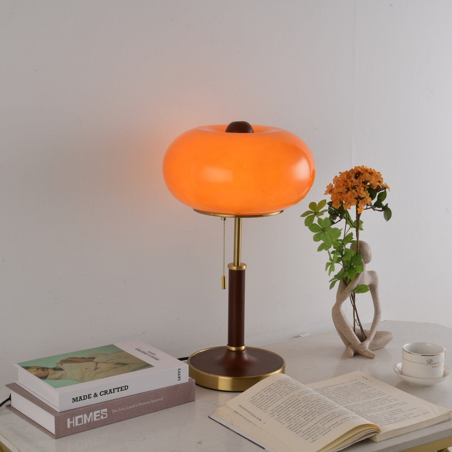 Lampe allumée, lumière chaude diffusée