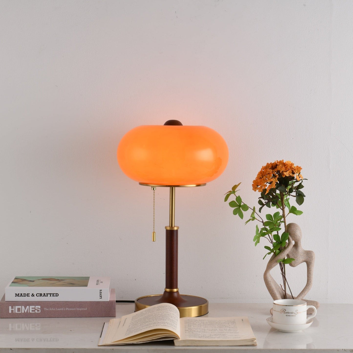 Lampe sur une table en bois, ambiance cosy