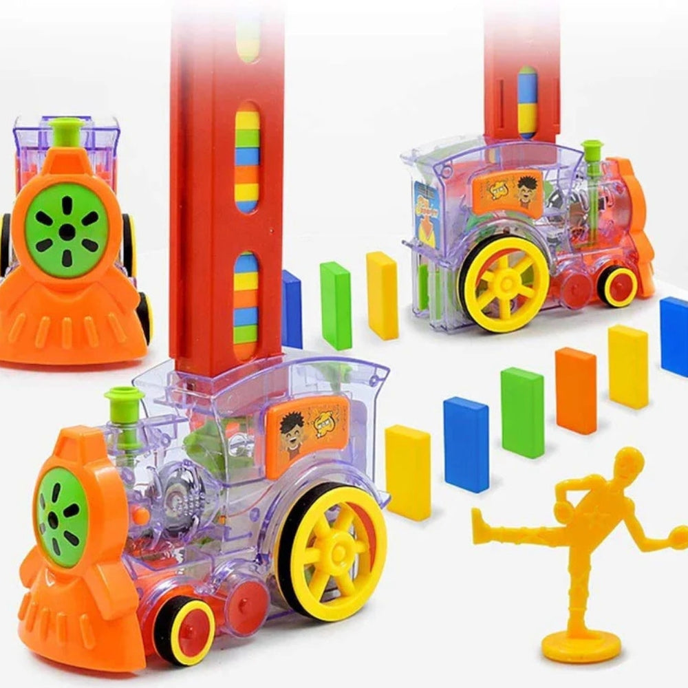 Enfant jouant avec le train à dominos sur le sol