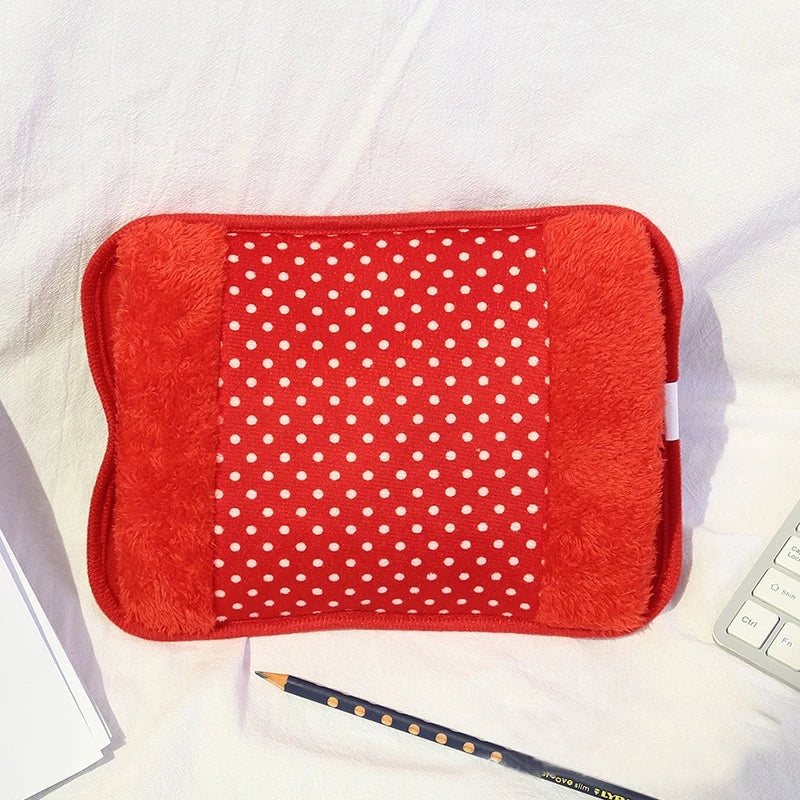 Coussin chauffant posé sur un lit, prêt à l'emploi