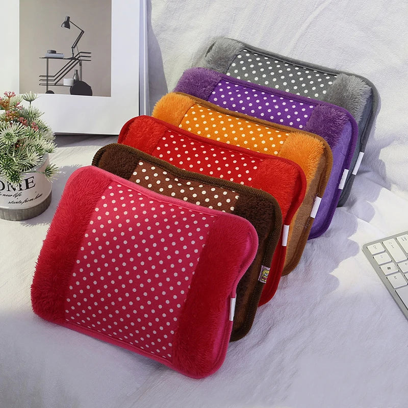 Coussin chauffant sans fil sur un canapé, tissu doux visible