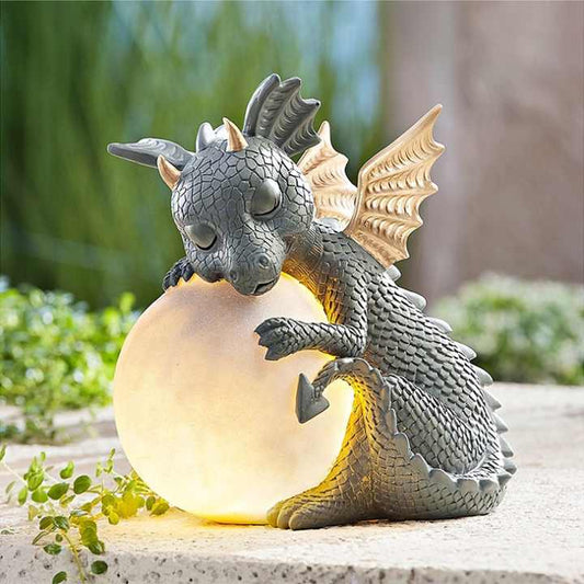 Lampe dragon en résine sur une étagère décorative