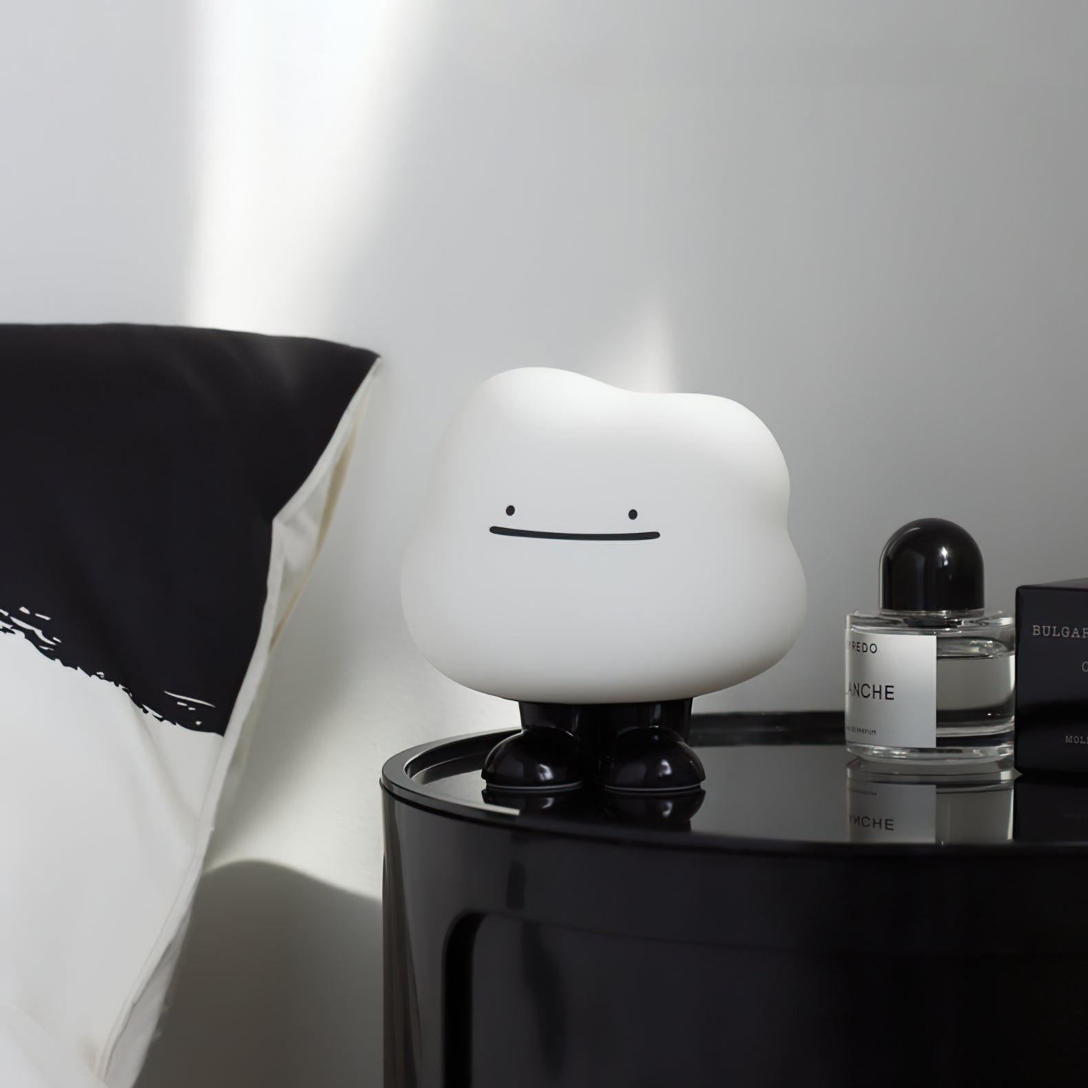 Lampe de table en forme de nuage sur un bureau moderne