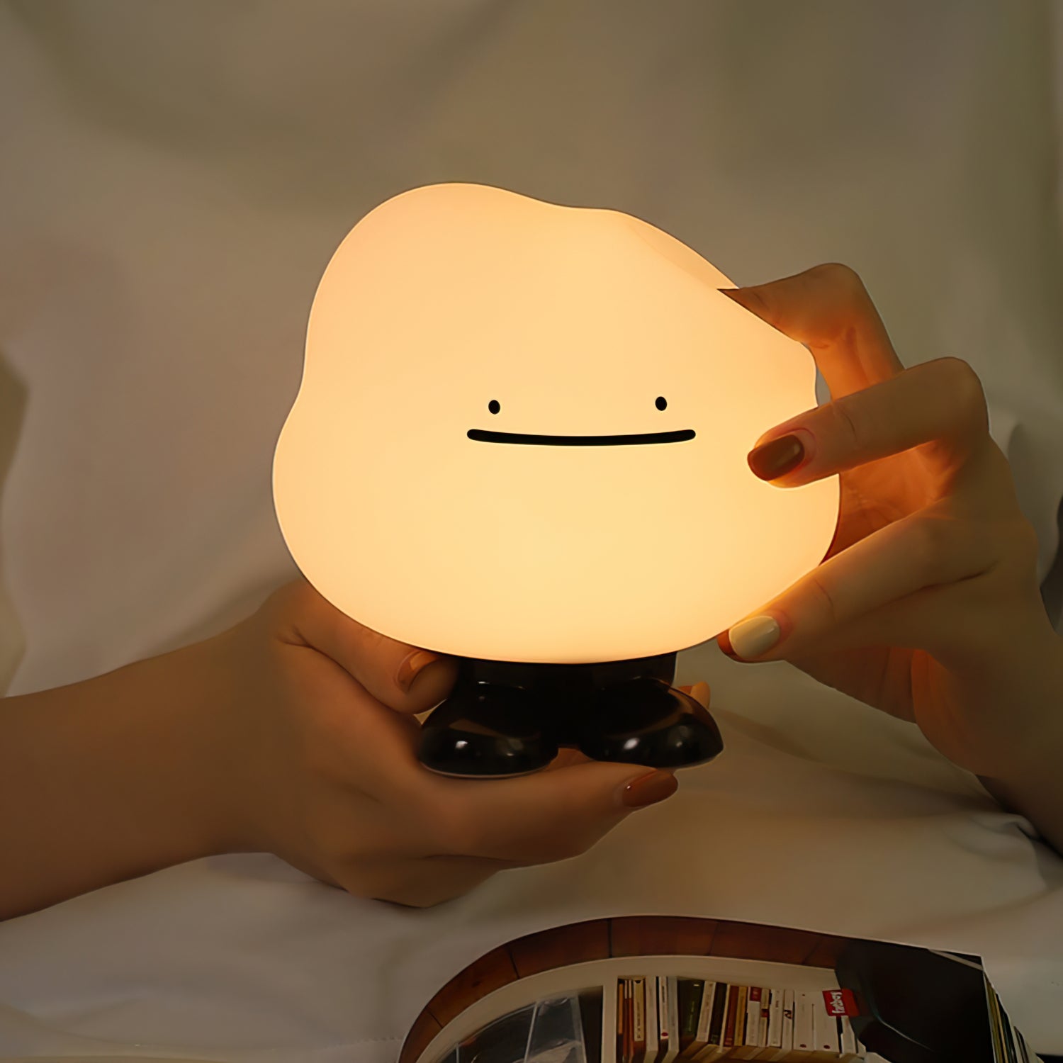 Lampe nuage posée sur une table, lumière éteinte