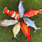 Jouet en peluche poisson sur fond blanc, design doux