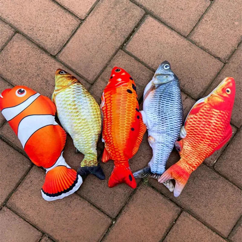 Enfant tenant le jouet poisson, sourire apaisé