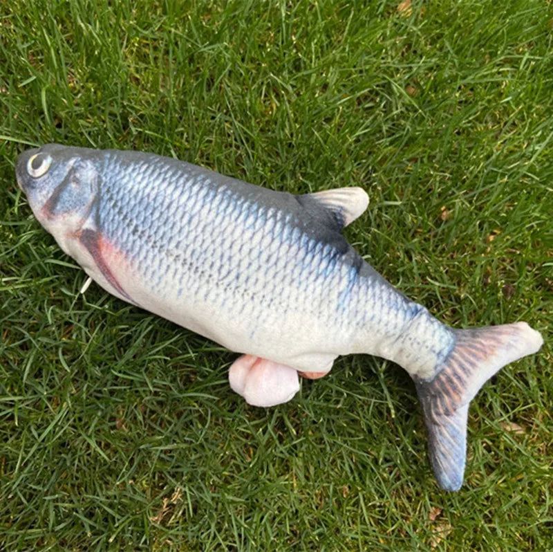 Poisson en peluche posé sur un lit d'enfant