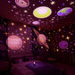 Projecteur illuminant un plafond étoilé dans une chambre d'enfant
