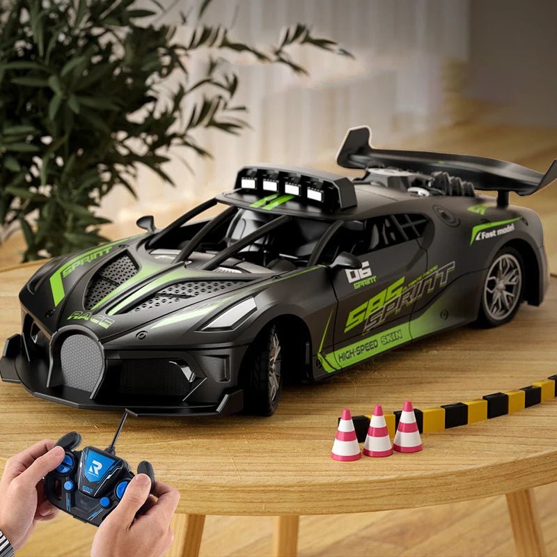 Voiture RC en action, effectuant un drift sur sol lisse