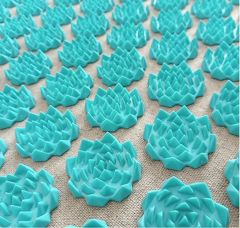 Gros plan sur les picots en plastique du tapis d'acupression
