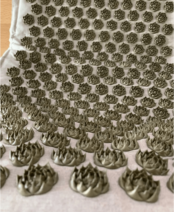 Ensemble tapis et oreiller d'acupression sur un sol en bois