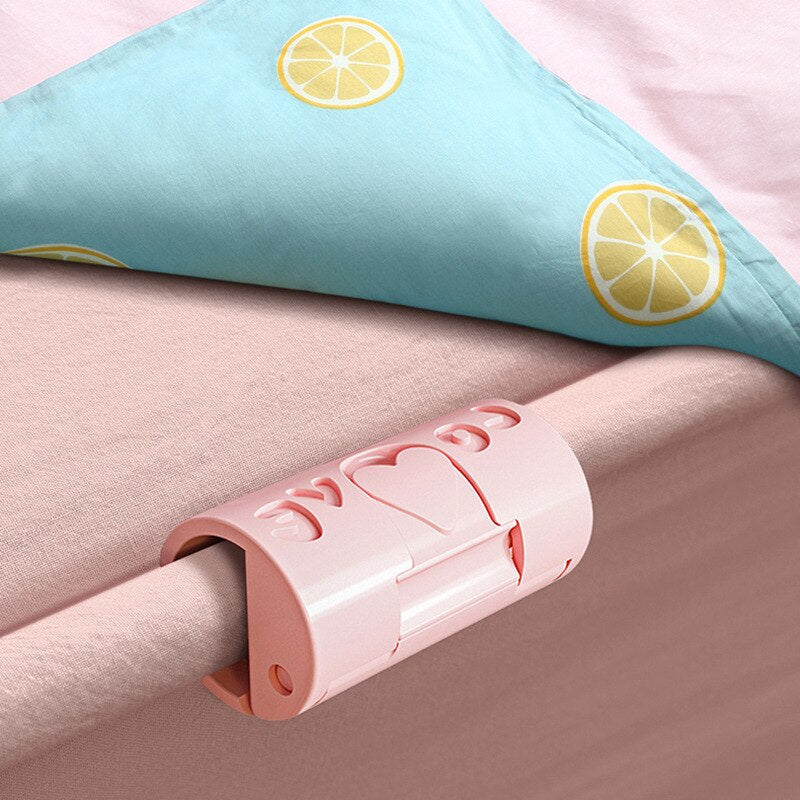 Clips de draps roses et bleus, gros plan sur les détails