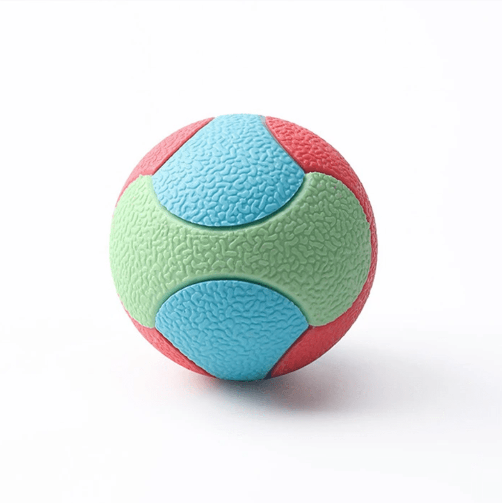 Balle durable pour chien sur fond neutre