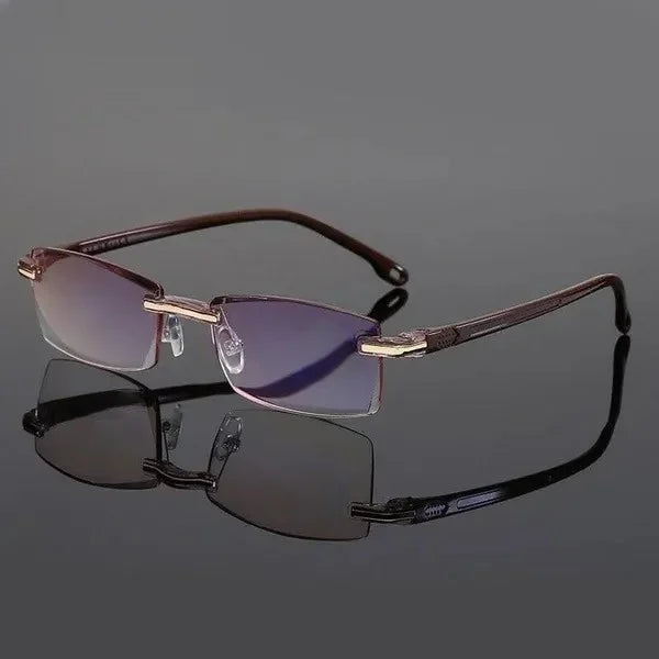 Lunettes sur une table en bois, ambiance chaleureuse