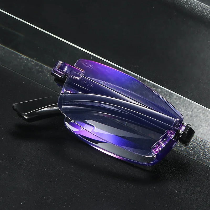 Lunettes posées sur un livre ouvert, lumière douce