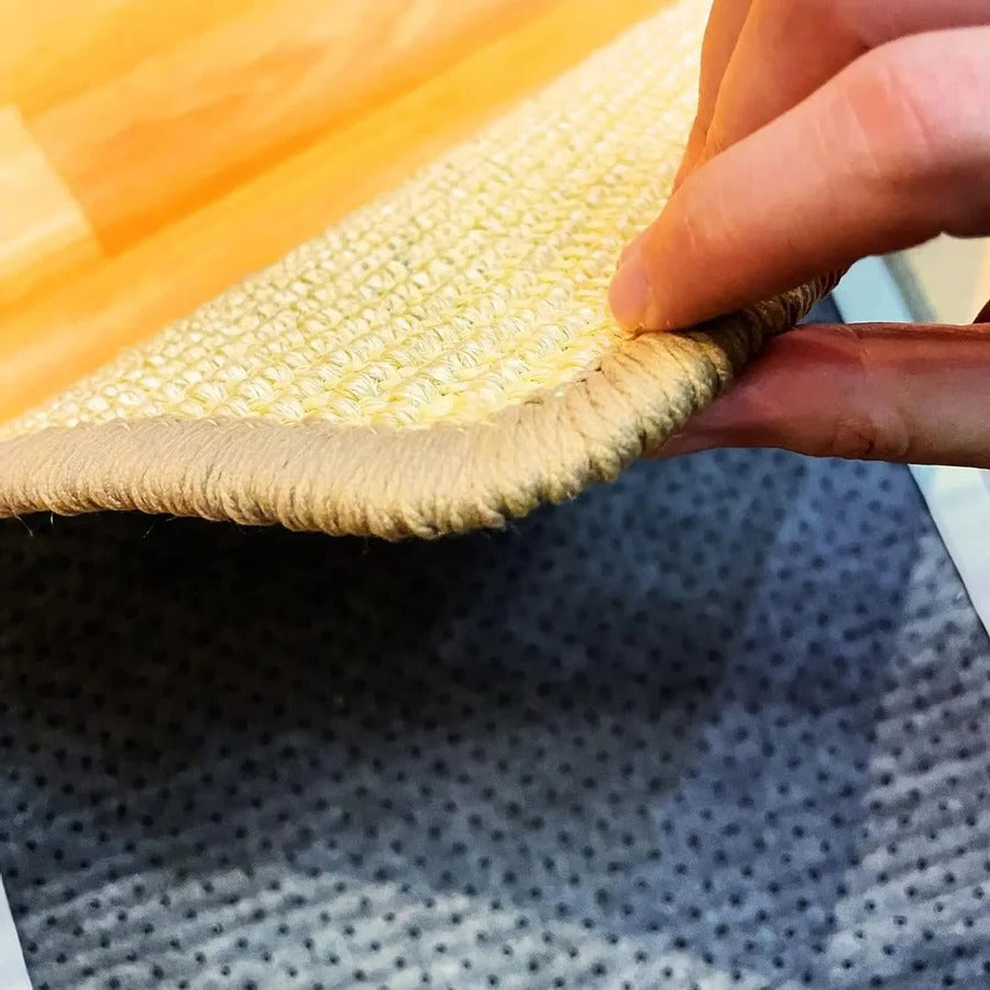 Tapis à gratter en sisal posé sur un sol en bois