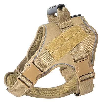 Chien portant un gilet tactique en plein air, design ergonomique