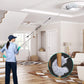 Duster télescopique en train de dépoussiérer un ventilateur de plafond