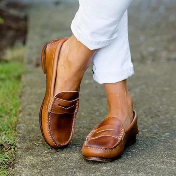 Mocassins classiques posés sur une surface en bois clair