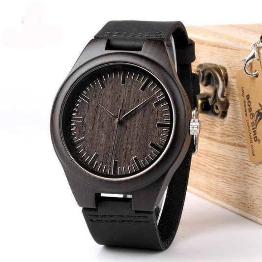 Vue d'ensemble de la montre en bois sur fond neutre
