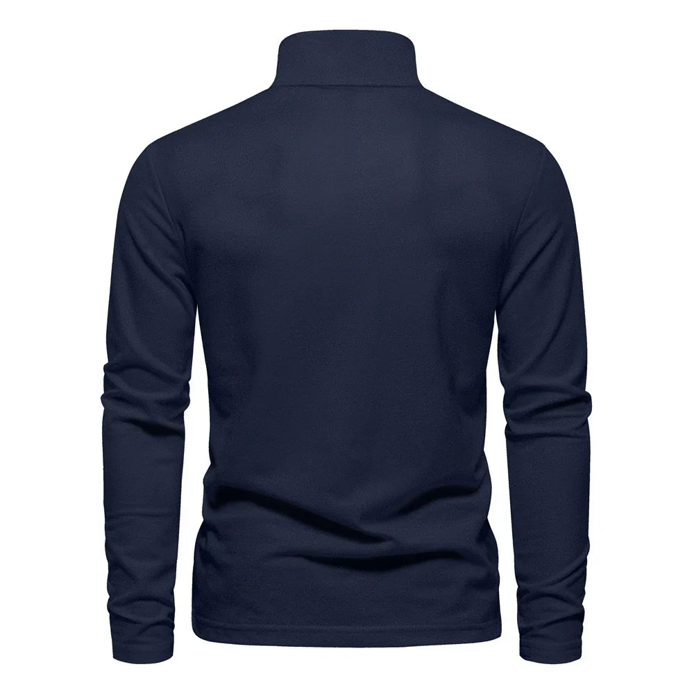 Homme portant polo manches longues, vue de face