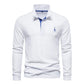 Polo manches longues plié sur fond neutre
