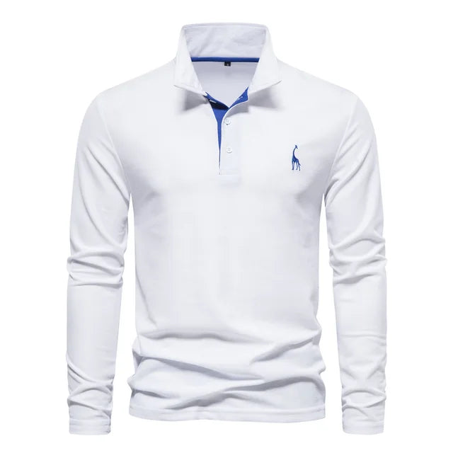 Polo manches longues plié sur fond neutre