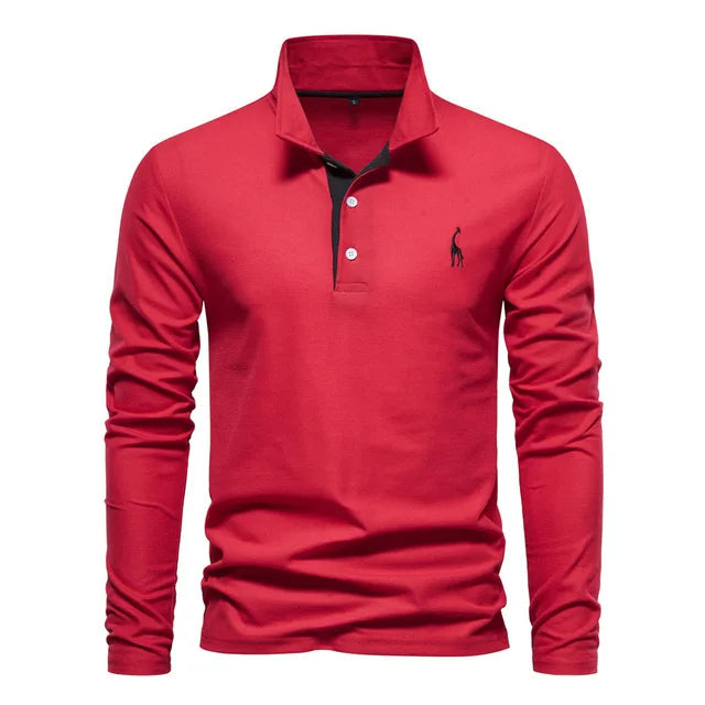 Manches du polo retroussées pour un style décontracté