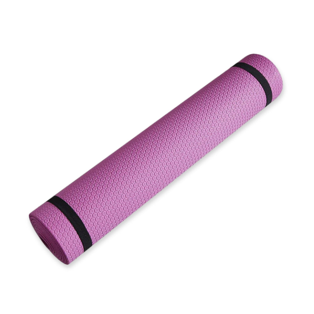 Tapis de fitness déroulé sur sol en bois