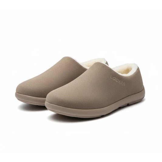 Chaussons confortables portés par une personne sur un canapé