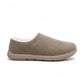 Chaussons gris avec doublure en coton doux sur fond blanc