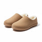 Chaussons en différentes couleurs alignés sur une étagère