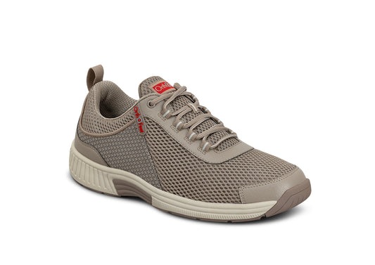 Baskets légères taupe, présentées sur fond neutre