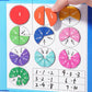Enfant jouant avec des fractions magnétiques sur tableau