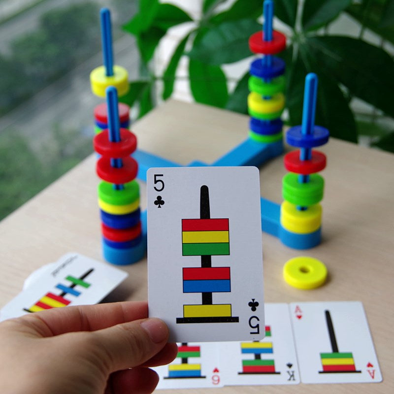 Enfant jouant avec un jeu magnétique éducatif sur une table