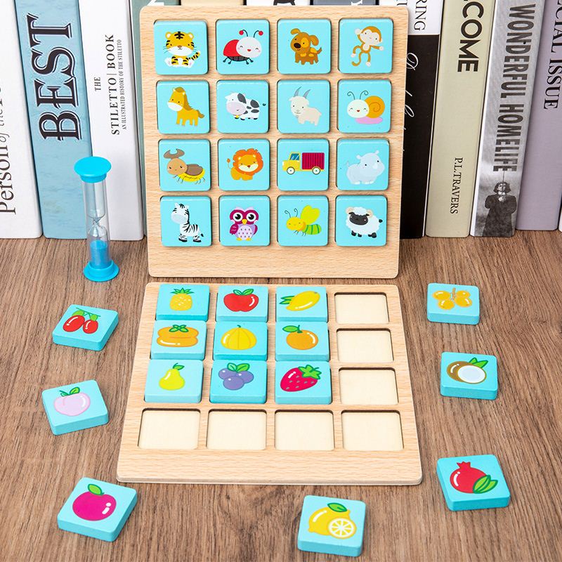 Vue d'ensemble du jeu de mémoire en bois avec pièces colorées