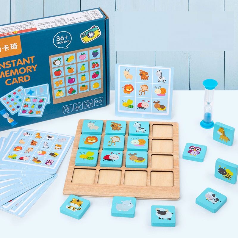 Enfant jouant avec le jeu de mémoire, concentré sur les formes