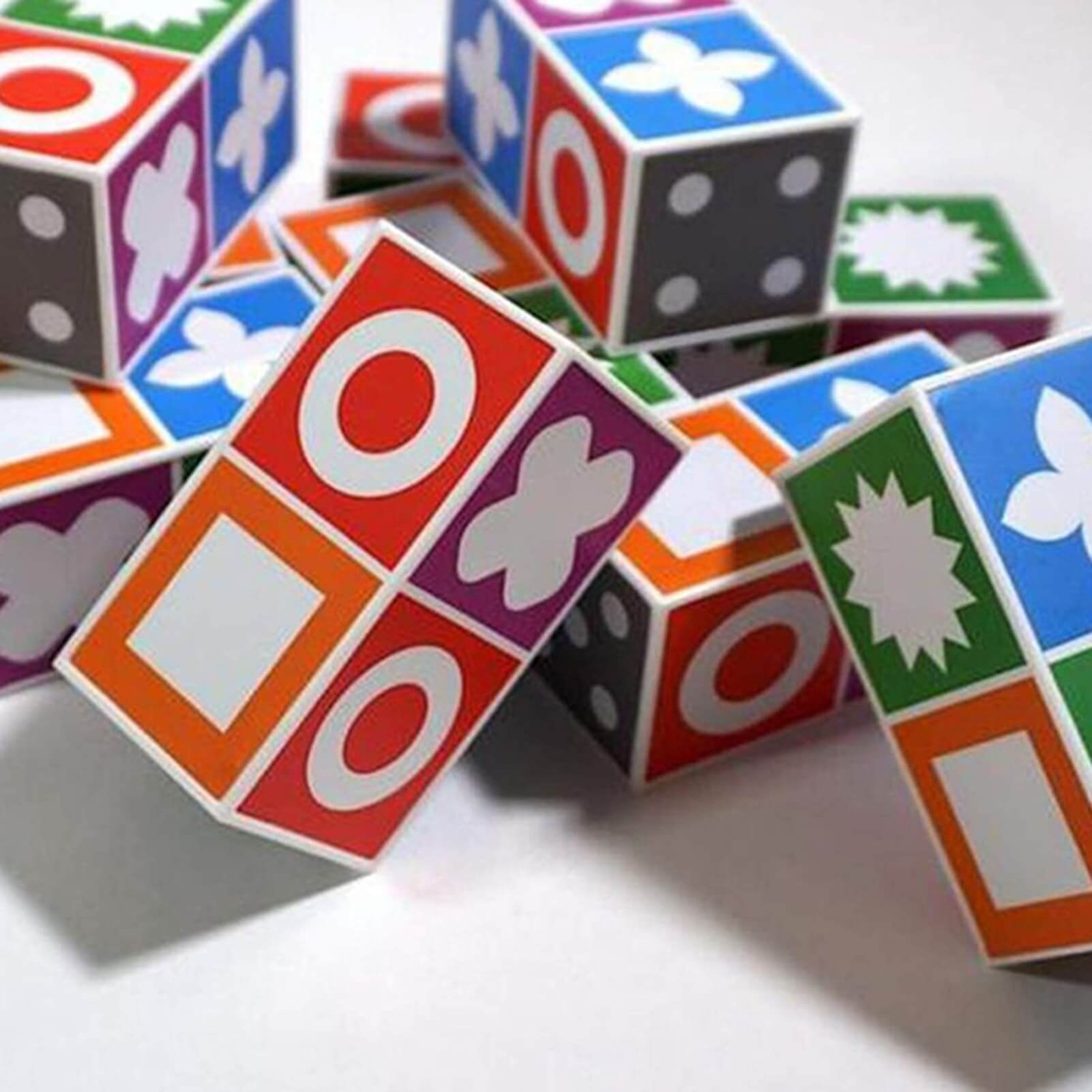 Enfant jouant avec un puzzle éducatif sur une table