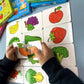 Enfant jouant avec un puzzle multicolore sur une table