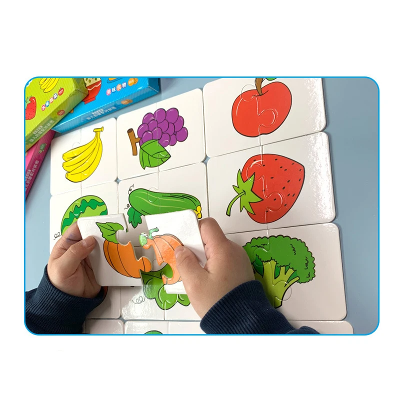 Enfant souriant tenant une pièce de puzzle colorée