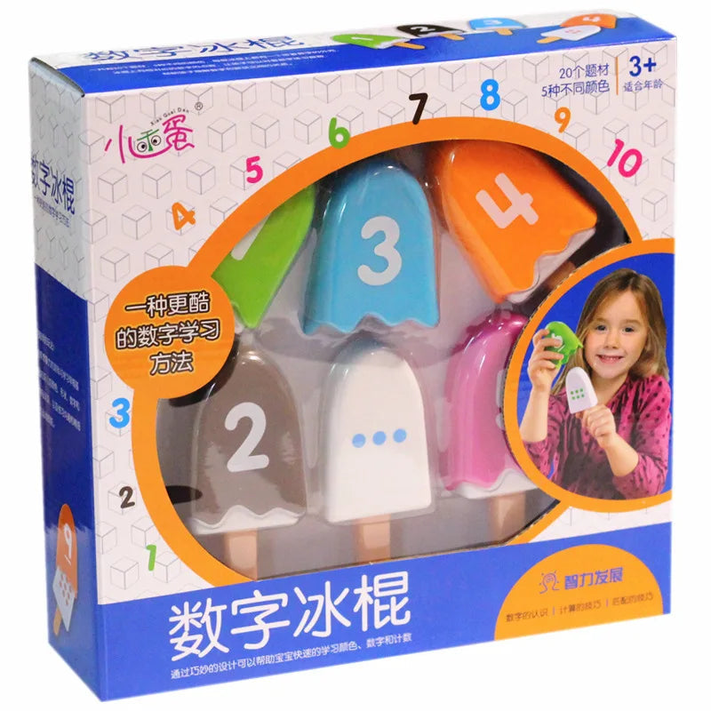 Pièces de glace en plastique coloré sur une table pour jeu éducatif