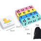 Enfant jouant avec des blocs de lettres en bois sur un tapis coloré