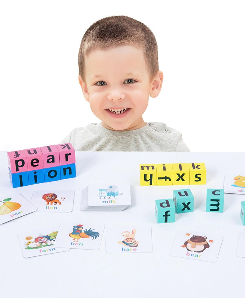 Cartes illustrées avec des images et mots en anglais posées sur une table
