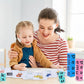 Enfant concentré assemblant des mots avec les blocs en bois