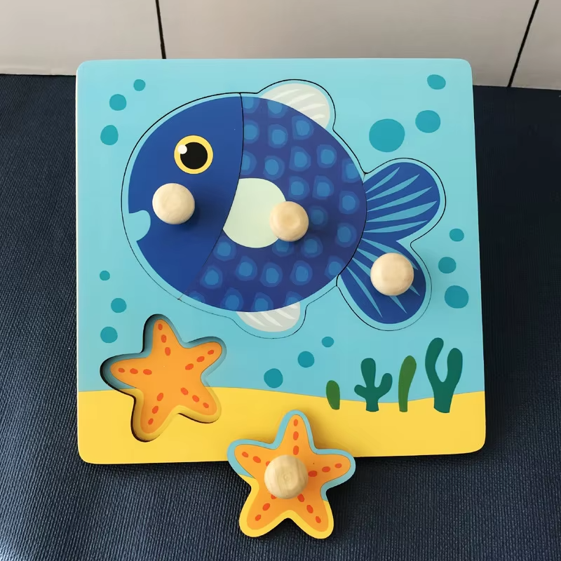 Enfant concentré sur un puzzle éducatif en bois de fruits