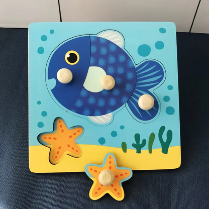 Enfant concentré sur un puzzle éducatif en bois de fruits
