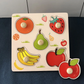 Pièces de puzzle en bois de fruits sur une table