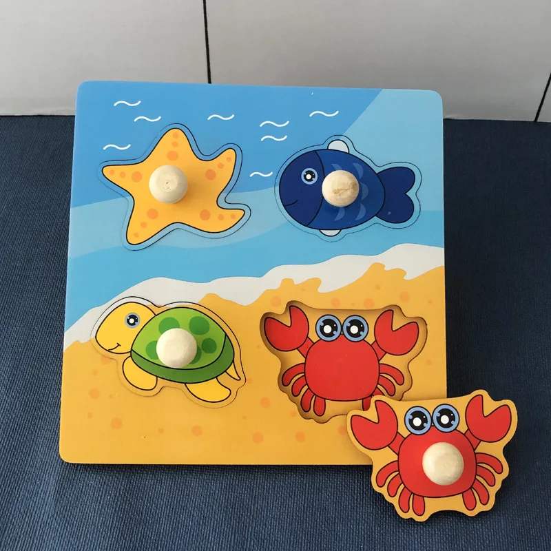 Enfant manipulant des pièces de puzzle en bois de fruits